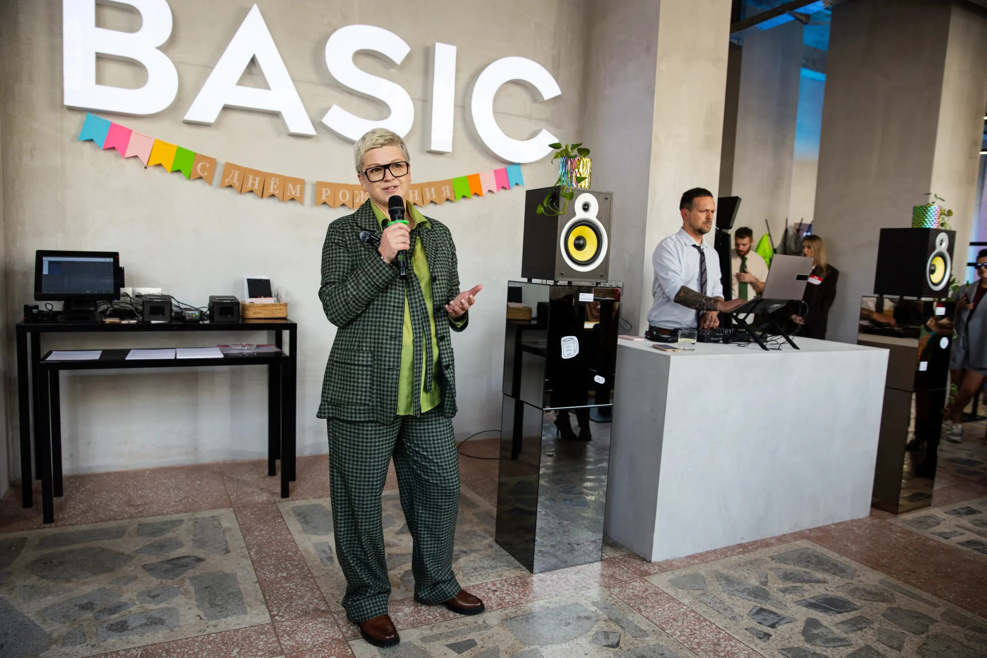 Выступление директора Битрикс24 в Беларуси на 12-летии — зеленый костюм и DJ в офисной атмосфере