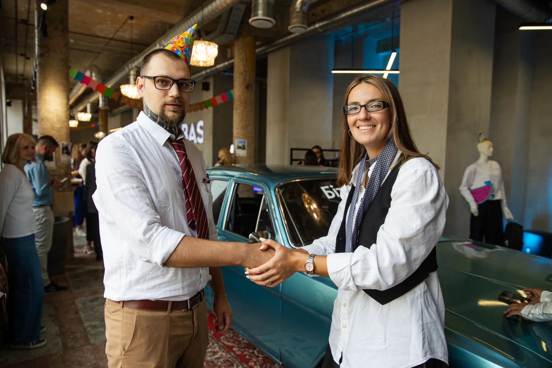 Рукопожатие как оммаж сериалу «Офис» на празднике 12-летия Битрикс24 у ретро-автомобиля