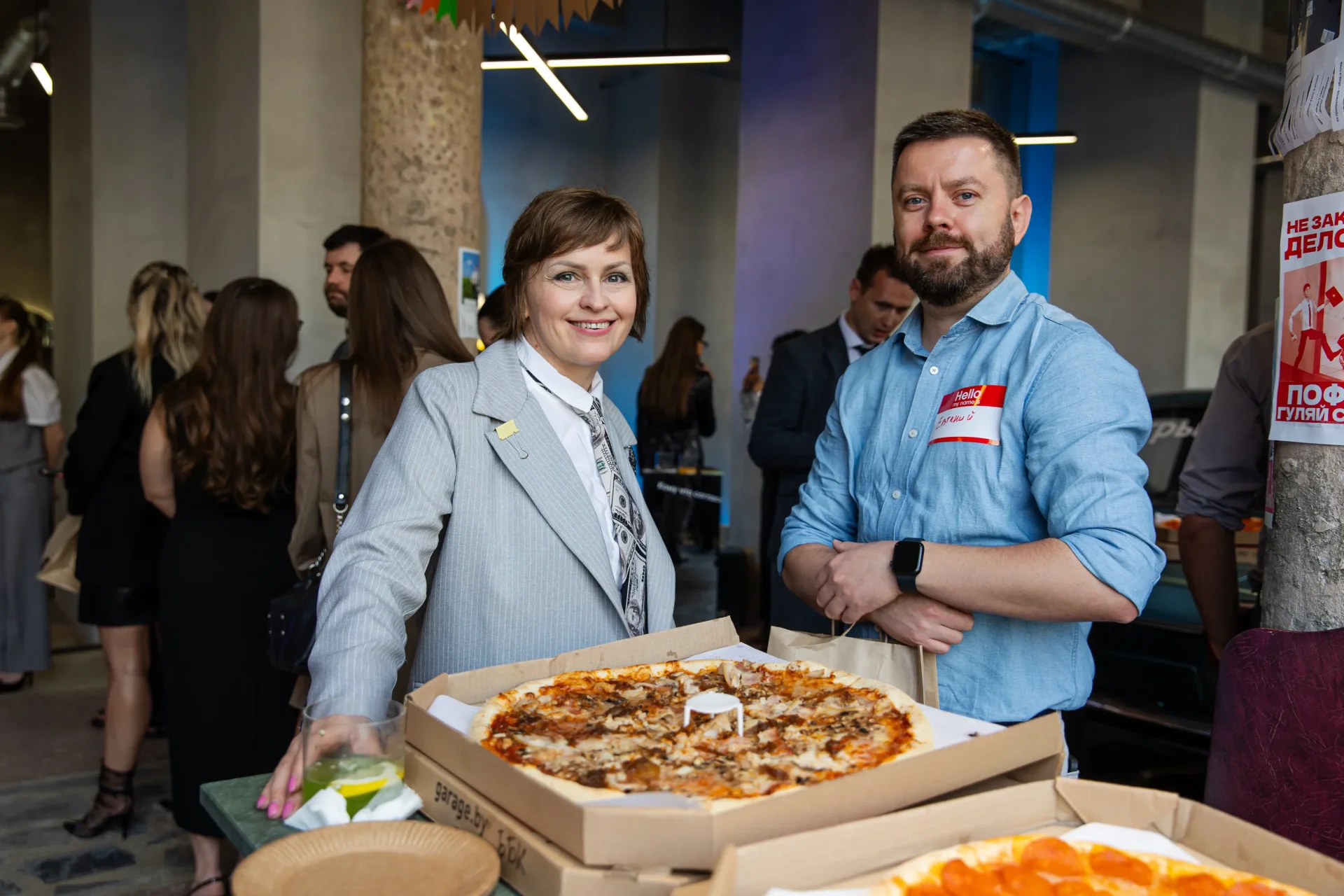Пицца и networking на 12-летии Битрикс24 — офисная еда в стиле 2000-х