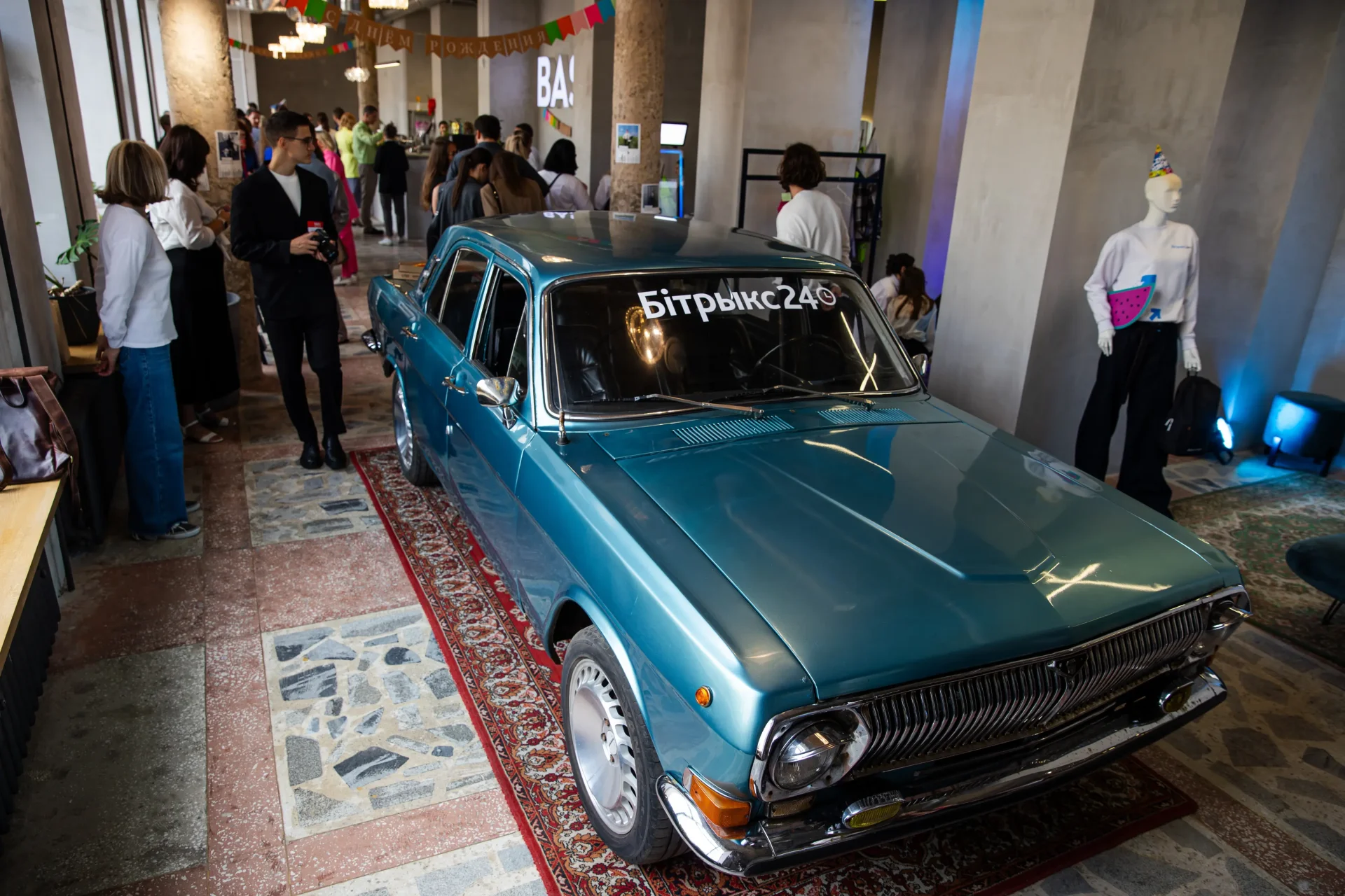 Ретро-автомобиль с брендингом Битрикс24 на 12-летнем празднике в Беларуси