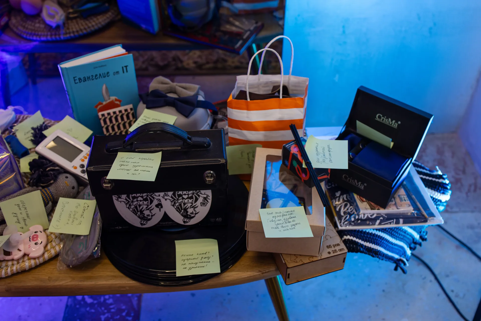 Стол для свопа на 12-летии Битрикс24 — офисные сувениры и записки в стиле 2000-х